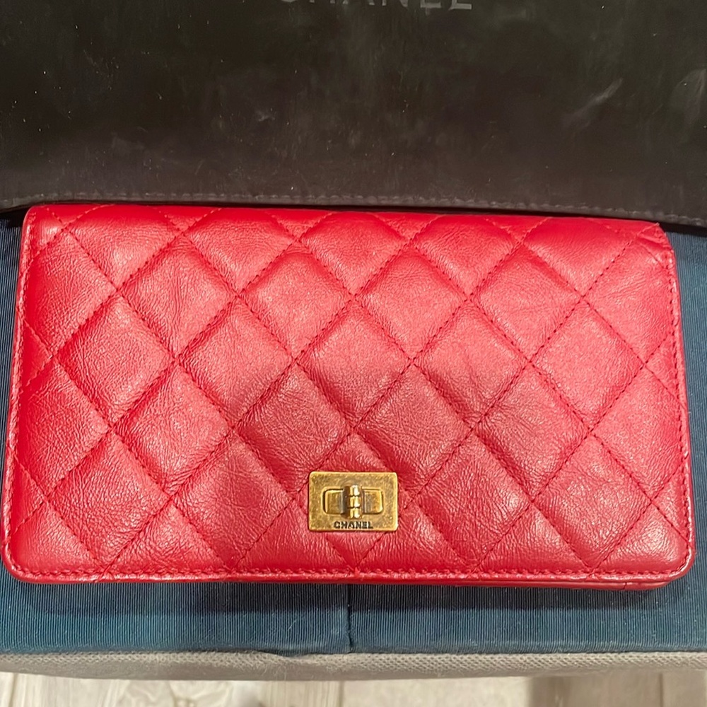 Red caviar Chanel Yen wallet. Used only once. Comes with dust bag, box, ribbon.